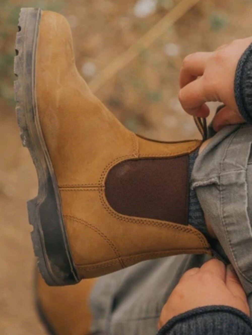 Classic Blundstone Chelsea Work Boots - Saddle Brown
